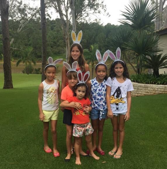 Roberto Justus mostrou a filha fantasiada ao lado das amigas