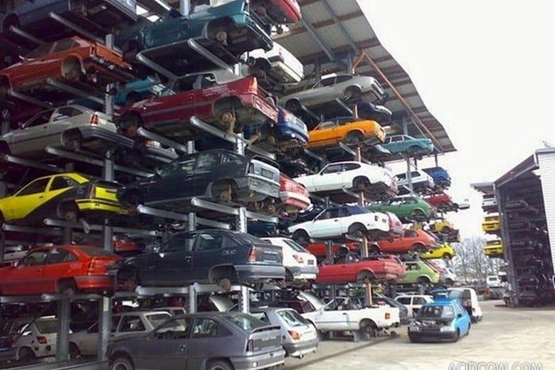 

 Finalmente um ferro velho que não parece um monte de entulho!
