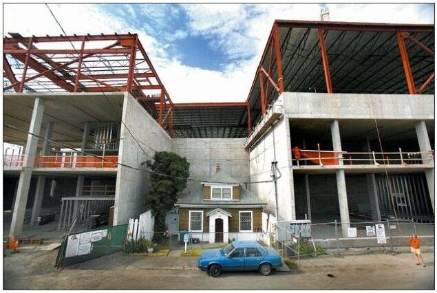 Ao invés de desistir de seu plano, o promotor adquiriu os terrenos ao redor da casa e construiu um grande edifício comercial de cinco andares. Com isso, a propriedade de Macefield foi completamente “engolida” pela gigantesca construção
