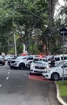 Bloqueio foi montado a 200m da casa do governador