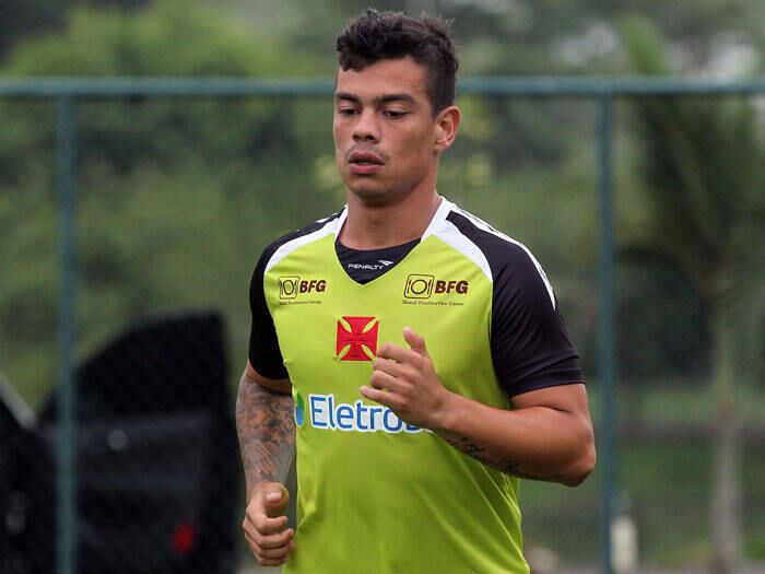 Bernardo, meia do Vasco, se meteu em confusão com traficantes em uma favela do Rio de Janeiro. O jogador foi espancado após ter se envolvido com Daiane Rodrigues, uma das namoradas do chefe do tráfico da comunidade, Marcelo Santos das Dores, conhecido como “Menor P”. O jogador só escapou com vida porque foi salvo pelos colegas Wellington Silva, do Fluminense, e Charles, do Palmeiras