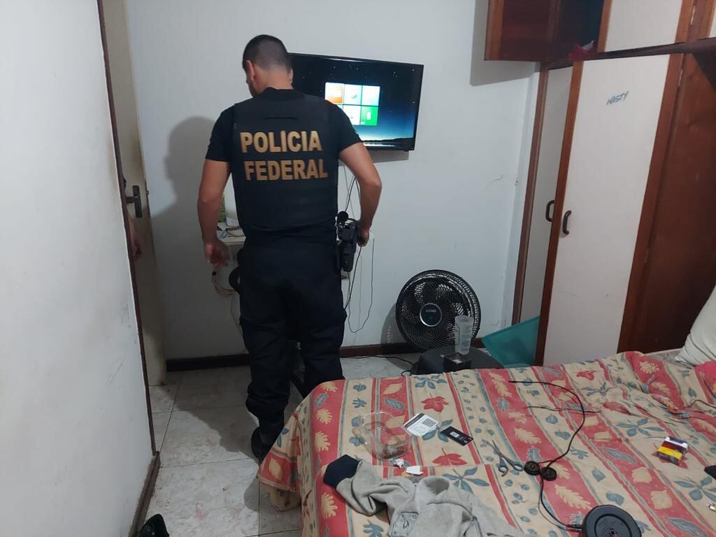 Agentes prenderam dois homens em flagrante
