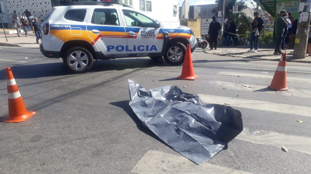 Homem atravessava avenida na faixa de pedestres quando foi atingido por ônibus