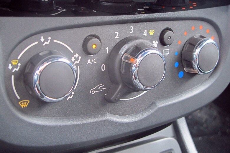 De resto, a Renault Oroch preza pela simplicidade. Um bom exemplo é o ar-condicionado manual, único disponível nesta primeira etapa de lançamento. Vale lembrar, porém, que o ar digital já equipa Duster, Logan e Sandero