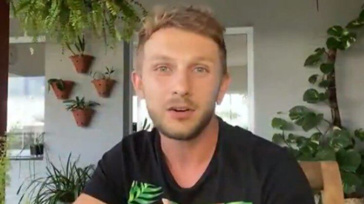 O influenciador digital Henrique Buttler criou
um canal na internet para mostrar seus cuidados com plantas e flores. Com 200 mil inscritos, ele justifica o sucesso: “É uma
terapia cuidar de plantas, e as pessoas se apegaram a isso”.