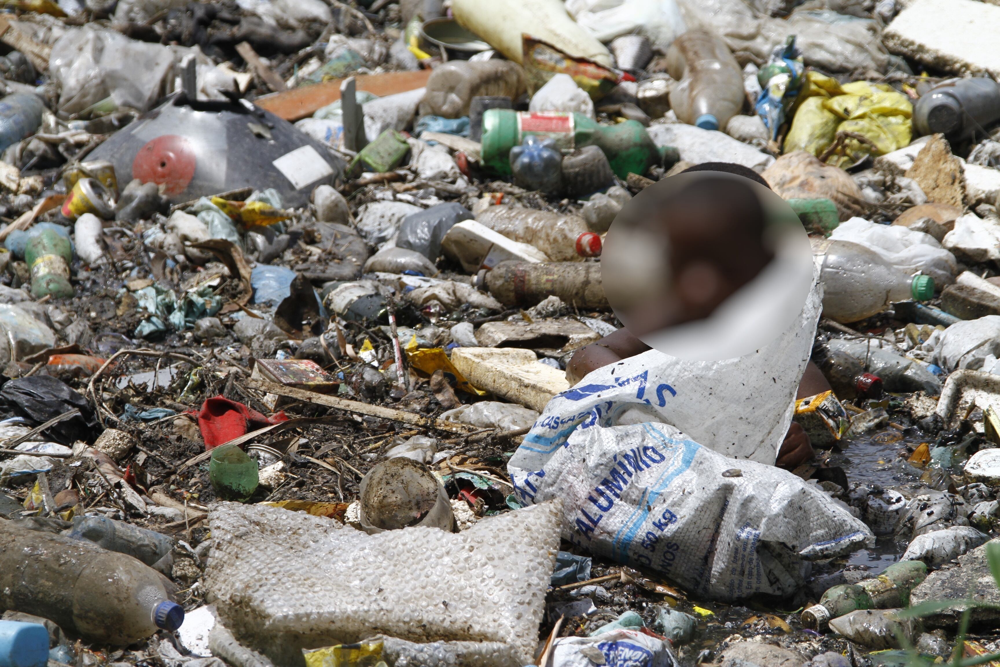 A prefeitura informou que, no caso específico do canal do
Arruda, já tem em andamento um projeto de urbanização do local que inclui uma
espécie de triagem do lixo, o que poderá beneficiar famílias que vivem da
reciclagem. O órgão informou ainda que encaminhou mais de dez agentes para
trabalharem na limpeza do canal na segunda-feira (4)