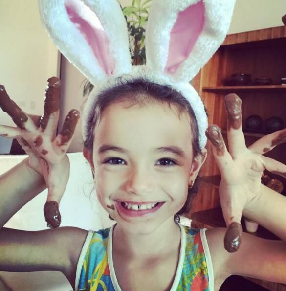 O apresentador Marco Luque mostrou a filha toda lambuzada de chocolate