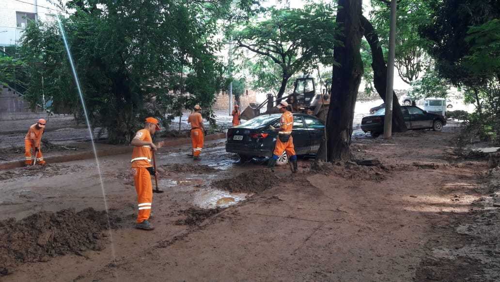 
Grandes
quantidades de lama e de placas de asfalto ainda são recolhidas,
principalmente da região Centro-Sul, que foi a mais afetada