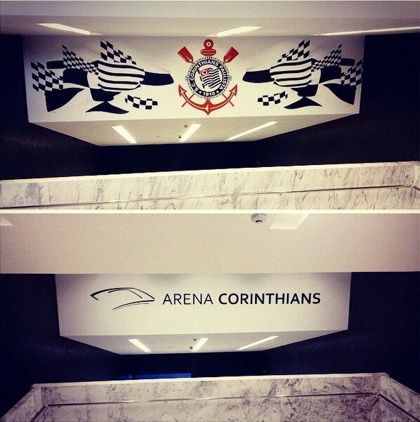 As escadas que dão acesso ao setor Leste Superior também foram decoradas com a nova comunicação visual feita para o estádio