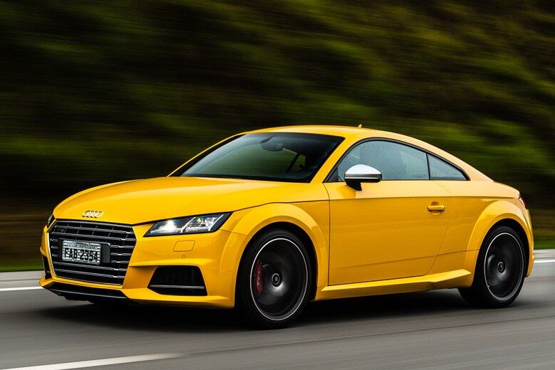 Pense que são apenas 1.365 kg do modelo, graças ao uso de alumínio
e aço de ultra resistência. Os números podem comprovar: aos 100 km/h são necessários
apenas 4,7 segundos, com máxima limitada eletronicamente em 250 km/h 