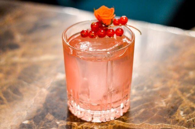 Pink Klaus do Palácio Tangará, por Tiago Pavel

Ingredientes:

 -35 ml gin

- 20 ml cointreau/triple sec

 - 20 ml suco grapefruit

- 15 ml redução cranberry

Modo de Preparo:

Adicionar tudo na coqueteleira e bater vigorosamente por 15 segundos. Coagem dupla em copo baixo com gelo. Garnish: cranberrries frescas
Redução de Cranberry:
Para 100ml de suco, 100g de açúcar. Reduzir em fogo alto e deixar esfriar.


