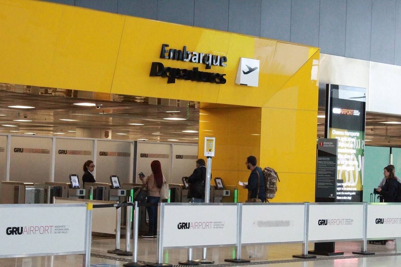 Jovem passou mal no setor de imigração