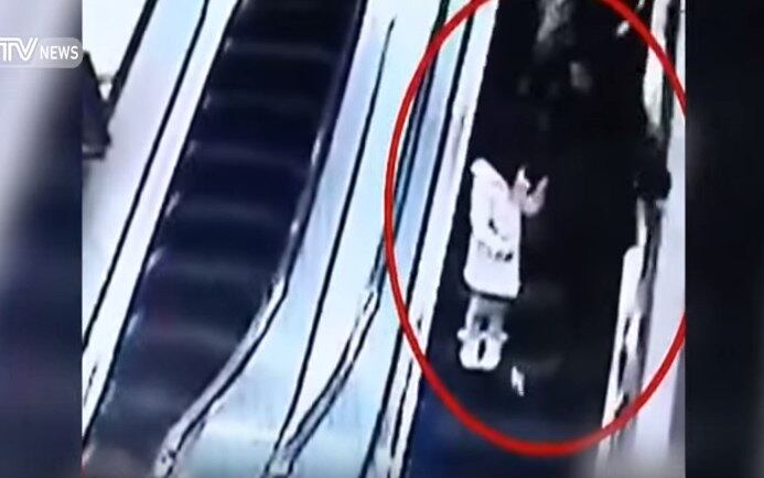 Segundo a mídia local, a mãe afirmou que desmaiou na hora com o acidente, enquanto sua filha ficou coberta de sangue