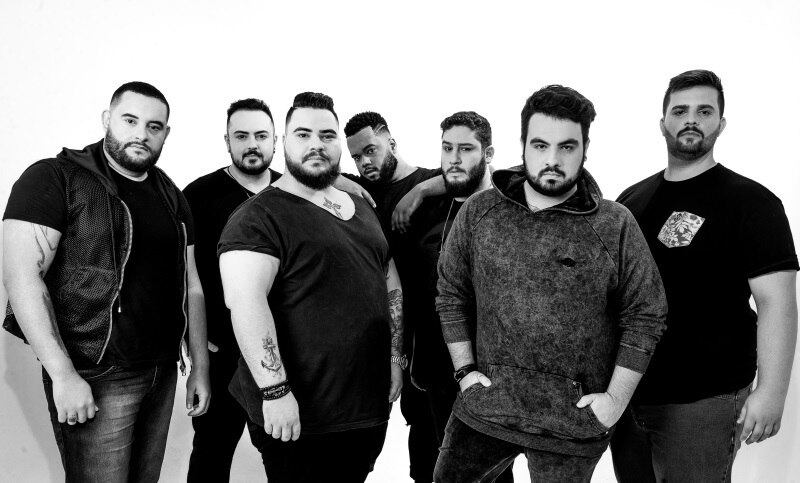 Eles são jovens, bonitos, estilosos e... gordos! Da esquerda pra direita, Edu Rodrigues, Roberto Labate, Diego Capuchinho, Akeen, Raul Aro, Emanuel Alvarez e José Alledo formam um timaço de homens que resolveu se unir para um editorial e mostrar que a moda masculina plus size está crescendo e merece atenção. Esses sete modelos, com gostos e manequins completamente diferentes uns dos outros, amam moda e sentem falta de opção no mercado. Mais do que encontrar roupas acima do 44, eles querem peças que realcem seu estilo e beleza