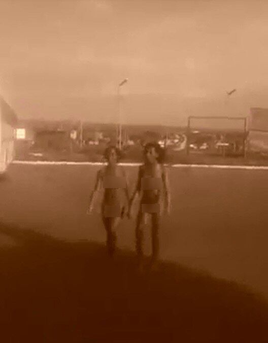 Elas fazem coração com as mãos e uma delas chega a colocar o braço sobre o motorista que no meio do caminho teria decidido parar a viagem  