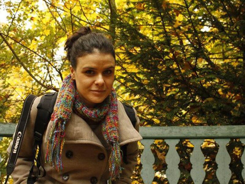 Iracema Marques
Mestre a graduada em administração pela Ufba, Iracema chegou a participar do diretório acadêmico, mas achava que seria executiva. Para isso, se dedicou às áreas de suprimentos, administrativo-financeira e planejamento estratégico de diferentes instituições ligadas à saúde, além de ser professora de ensino superior. Morou na Inglaterra e na Espanha, fez alguns mochilões pela Europa e América do Sul, e foi amadurecendo.
Entre 2011 e 2012 participou do Movimento Desocupa e se aproximou de movimentos sociais de Salvador. Ela conta que queria exercer mais efetivamente a cidadania e essa inquietação a fez fundar o Cidadanize-se- mapa dos pontos de coleta seletiva da cidade e espaço para debates sobre reciclagem, cidadania, consciência, atitude e políticas públicas. Desde então, Iracema tem se aproximado dos principais atores da reciclagem e da sustentabilidade em Salvador - cooperativas de reciclagem, poder público, coletivos -, além de participar de encontros, congressos e eventos sobre sustentabilidade, para estimular e promover um comportamento consciente.
Em agosto de 2014, decidiu que essa deveria ser sua carreira principal e pediu demissão do seu emprego na área de saúde para empreender com o Cidadanize-se, além de fazer parte da equipe da SER, do Global Shapers e acredita que todos podem contribuir com um mundo melhor