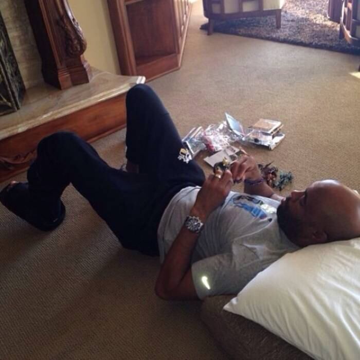 Sem poder se movimentar muito, o lutador teve que descobrir diferentes meios de se distrair