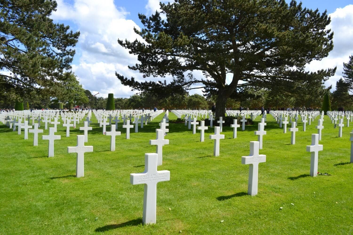 O impressionante cemitério americano de Coleville-sur-Mer, que abriga os túmulos de mais de 9.000 soldados mortos durante a Batalha da Normandia