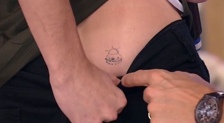 Com uma tatuagem de nave espacial feita exclusivamente para as meninas, Pedro lançou uma cantada ousada, mas acabou não impressionando a mulherada