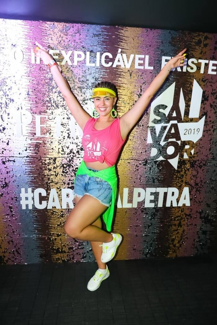 A ex-BBB Vivian Amorin apostou no look neon, tendência desse carnaval