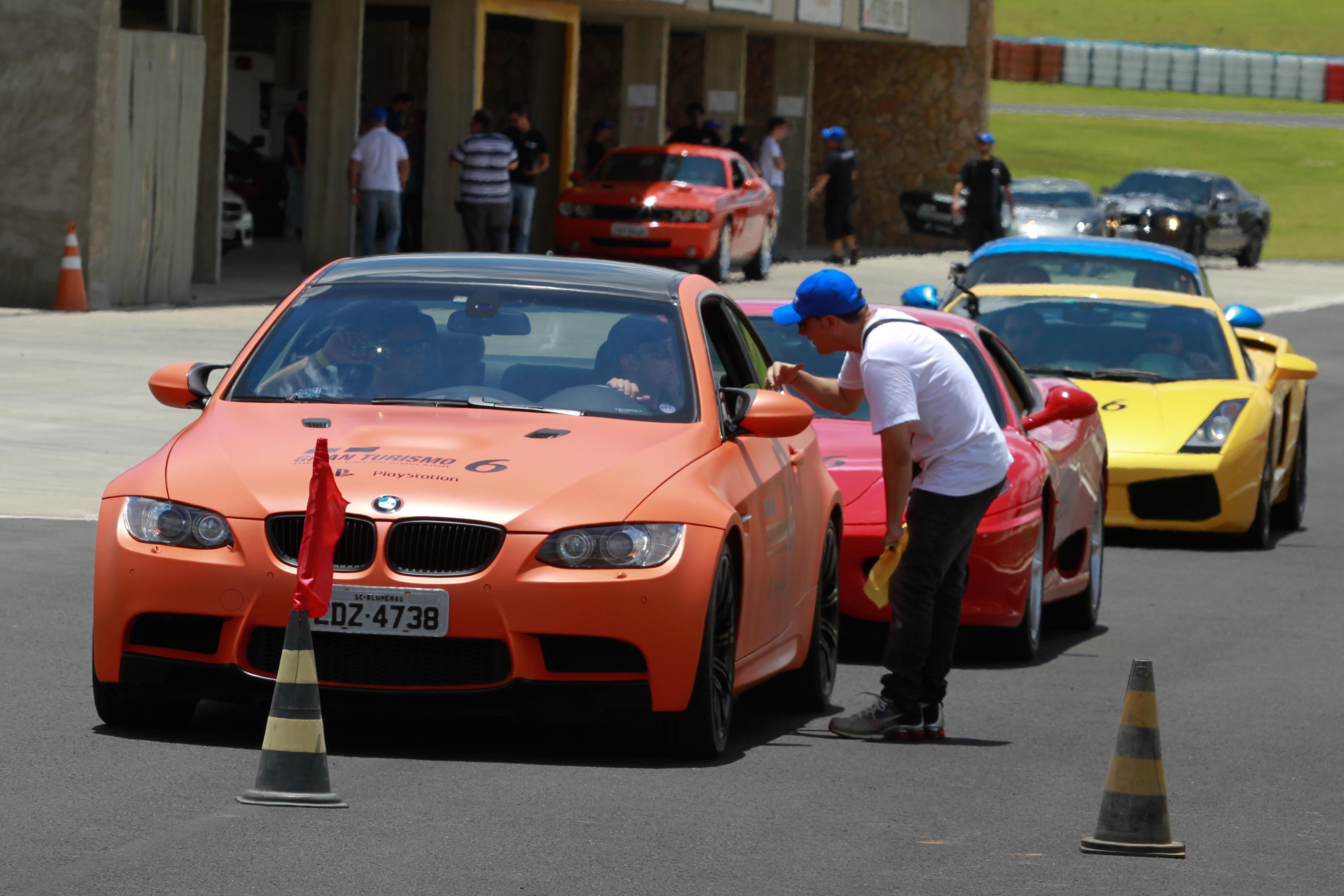 Muitos deles, como o BMW M3, são vendidos no Brasil — e a produtora levou algumas dessas máquinas para uma série de voltas rápidas em uma pista de corrida