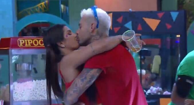 O que o reality une, o reality separa!

Gui Araujo e Marina se aproximaram bastante no início do reality, mas ficaram apenas na amizade por semanas. A expectativa do público e da peãozada para um romance entre o casal era grande. O beijo aconteceu na Festa Parque de Diversões, entretanto, após a noitada, o clima esfriou entre os pombinhos. Com o passar do jogo, eles até discutiram e trocaram ofensas em dinâmicas