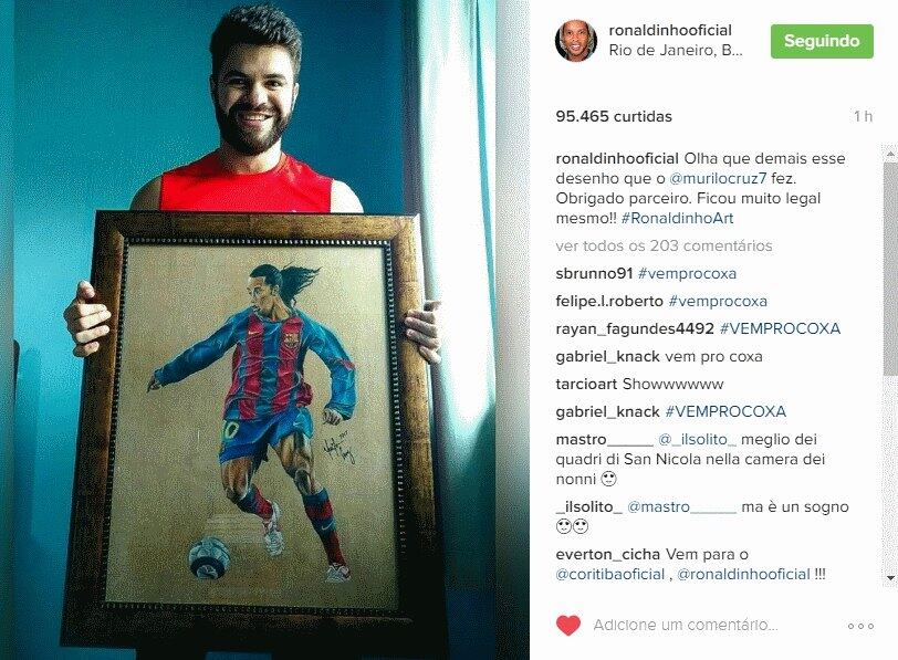 Longe do futebol profissional desde 2015, Ronaldinho foi homenageado com esta pintara, mas a hashtag #VEMPROCOXA roubou a cena da postagem