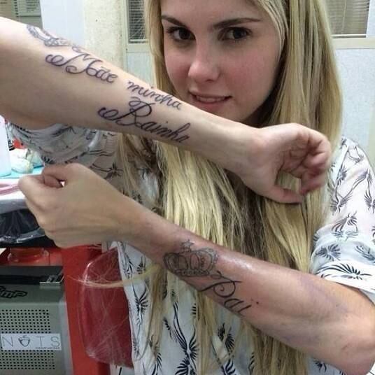 Quem também "causou" com um desenho foi Bárbara Evans, que resolveu fazer uma homenagem para sua mãe, Monique, com a tatuagem que ocupou seu braço inteiro. Muitos internautas comentaram o exagero do desenho e o fato da letra R parecer um B. Iniciaram até o #ProjetoBárbaraEvans no Instagram, em que postaram fotos com frases que zoavam a tatuagem da modelo

