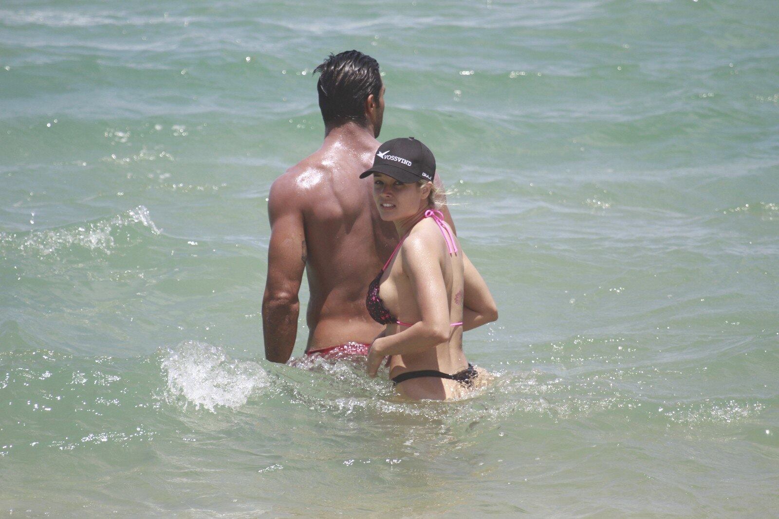 Em clima de romance, Beto e Aryane curtem dia de sol e praia no Rio de Janeiro