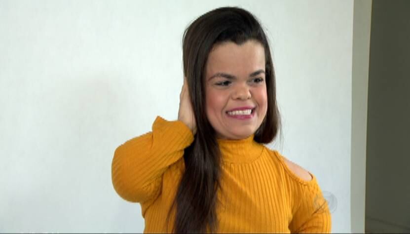 Tentando repassar esse apoio adiante,
Rebeca também faz vídeos nas redes sociais dando dicas de ajustes em roupas
para pessoas com nanismo. O blog de moda surgiu para ajudar as pessoas a
levantar a autoestima.

— Fazer as pessoas acreditarem mais nelas,
principalmente. Não deixar que um momento de peso ou uma questão financeira
faça com que ela desacredite dos sonhos dela