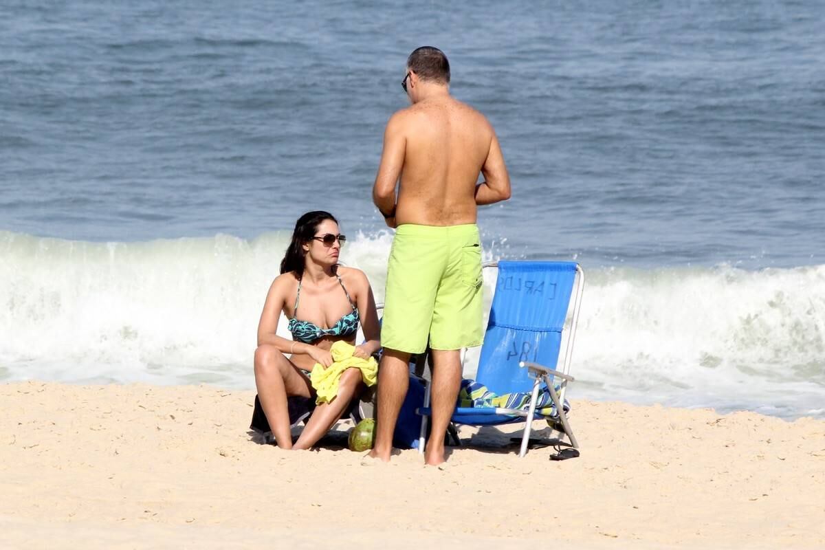 Patrícia Poeta tira o dia para reforçar o bronzeado em praia do Rio