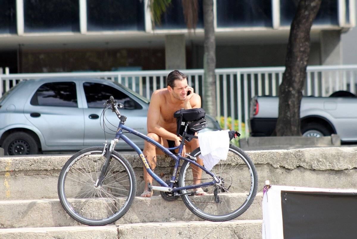 Paulo Rocha é fotografado bebendo água de coco na orla do Leblon, no Rio de Janeiro