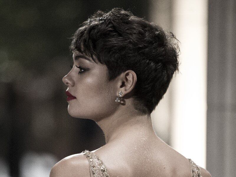 Para o papel, adotou roupas mais sofisticadas e cabelo joãozinho. Em entrevista à Contigo!, falou sobre a nova fase. 

— Gosto de ter meu momento mulherão. Adoro me maquiar, me produzir e me sentir poderosa. Fiz 25 anos. Posso parecer muito nova para muitas pessoas, mas aos 25 você já é uma mulher, né? Não tem jeito. A insegurança vai para outro lugar. Hoje sei do meu borogodó 
