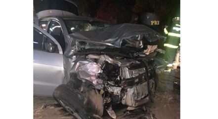Carro em que estavam as vítimas ficou destruído