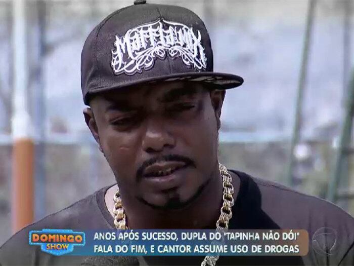 



O sucesso da canção se espalhou pela América do Sul.

— Virou sucesso no Chile e México. Foi gravado pelo grupo É o Tchan, Ivete
Sangalo, Daniela Mercury, Caetano Veloso. Uma ONG do Rio Grande do Sul
processou a Furação 2000 por causa da minha música. O Tapinha era um hit dançante para alegrar o povo



+ Aproveite e confira as matérias do programa Domingo Show

+ Já curtiu a página do Domingo Show no Facebook? É só clicar!

+ Siga o Domingo Show no Twitter e receba todas as notícias do programa