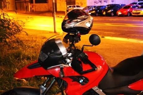 PM parou moto em semáforo e foi abordado por dois adolescentes