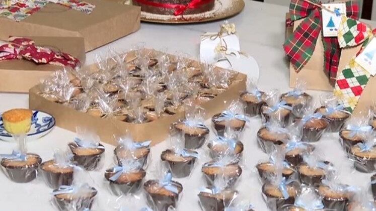 Mônica trabalhou por 20 anos no mercado financeiro, mas largou tudo e agora tem um negócio que envolve a guloseima há uma década. Ela falou sobre a diferença entre bom-bocado e queijadinha. "A queijadinha vai leite e mais queijo, então parece mais um bolinho, porque é um pouco mais seca. O bom-bocado não vai leite, mas mais ovos e fica molhado por dentro", diferenciou a doceira.