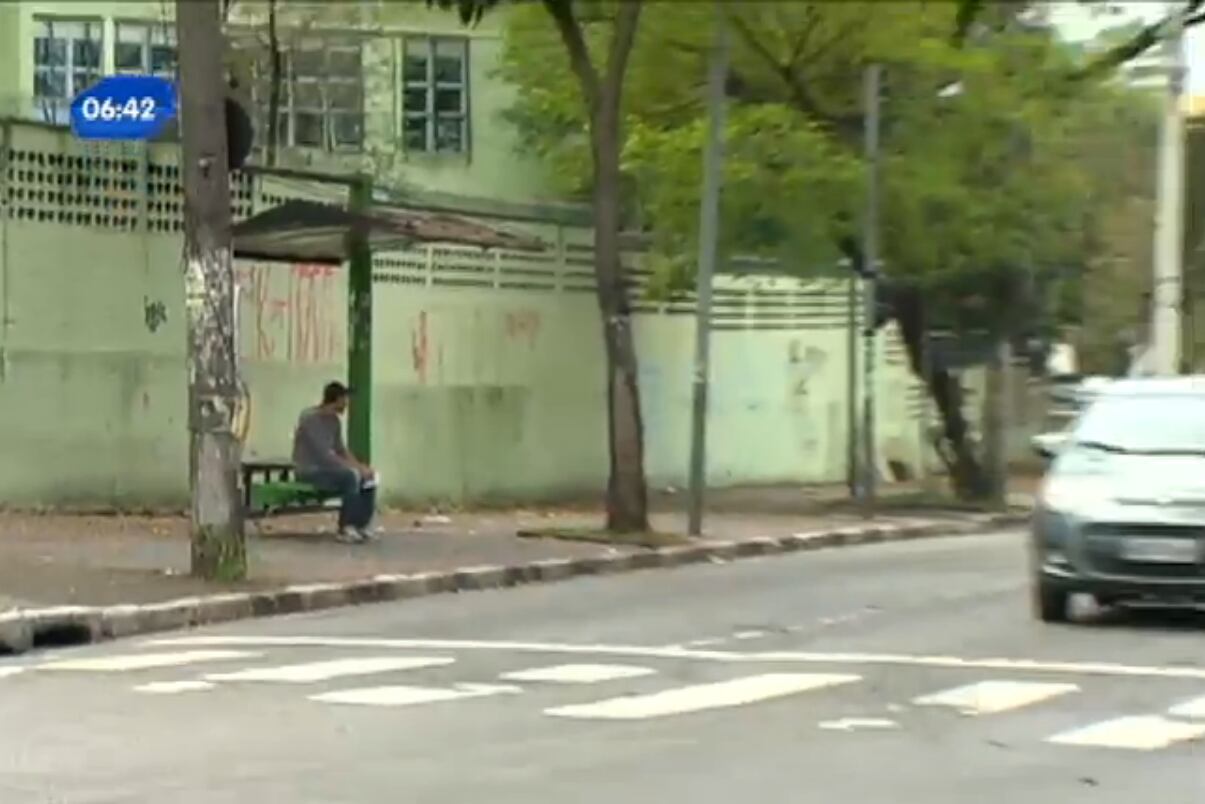 Segundo a polícia, o garoto estava em um ponto de ônibus com amigos. Eles voltavam de uma festa e pegariam o coletivo para voltar para casa