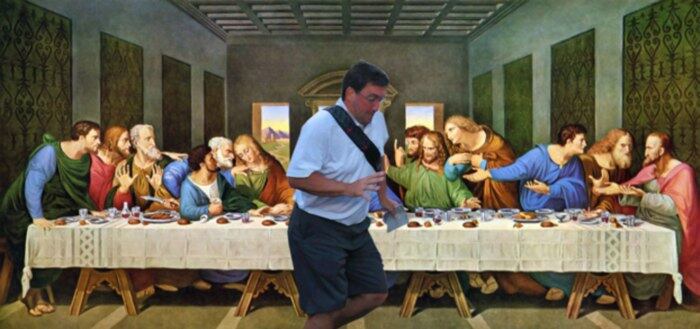 O "cara que aparece no meio" aparece, naturalmente, no meio da santa ceia, de Leonardo da Vinci