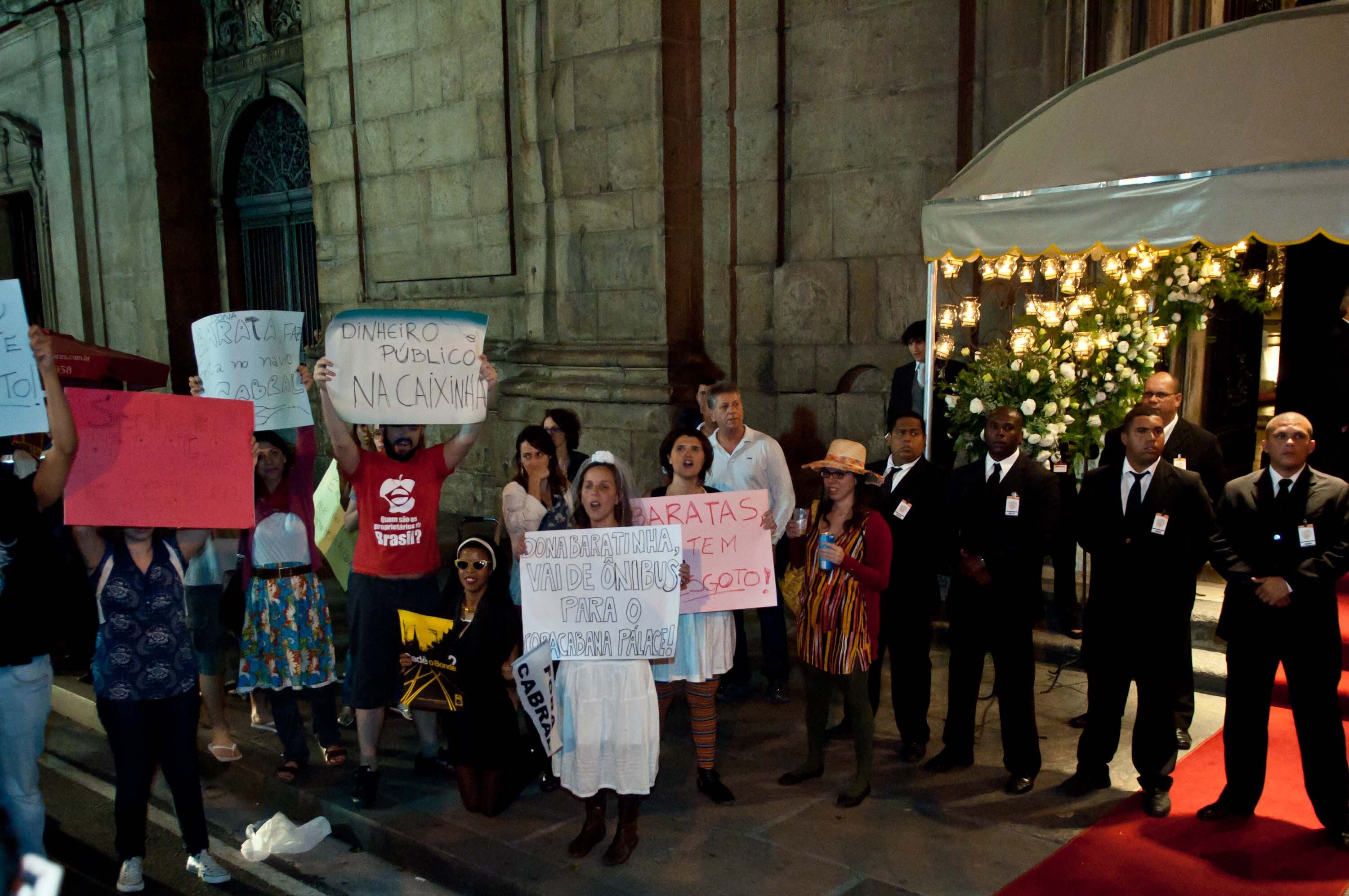 Grupo realizou protesto na porta de casamento de empresário