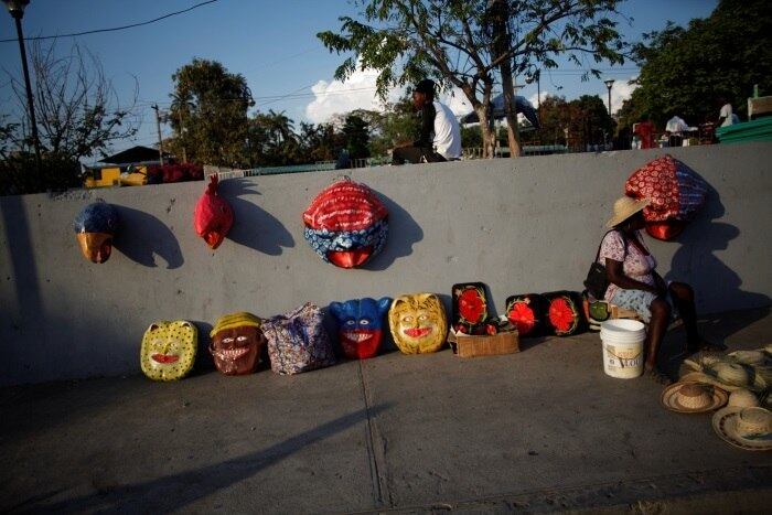 O Carnaval de rua em Porto Príncipe, no Haiti, ganha destaque graças às máscaras gigantes e coloridas feitas de papel machê