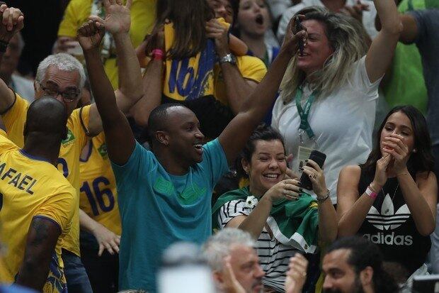 9. Tão longe, tão perto
Nos jogos olímpicos de 2016, Bruna Marquezine curtiu um jogo de vôlei na companhia dos amigos Fernanda Souza e Thiaguinho. Vejam bem a alegria do cantor, que usava uma camiseta verde, na arquibancada. Olharam?
