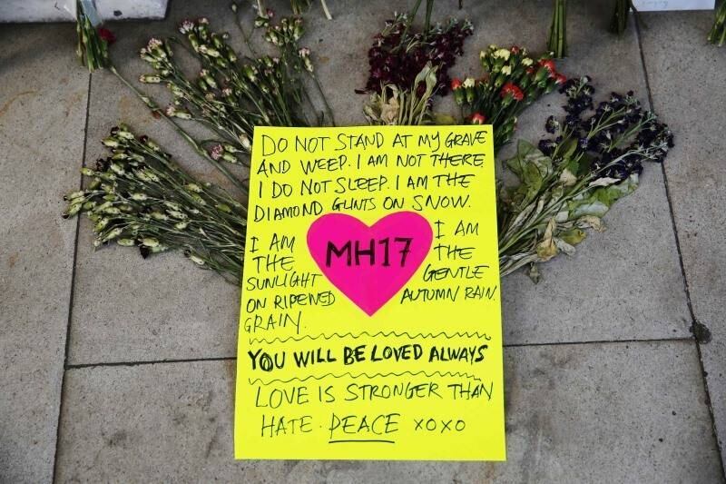 Flores e mensagens para as
vítimas do voo MH-17 da Malaysia Airlines são colocadas em frente ao Alto
Comissário da Malásia em Londres, Inglaterra