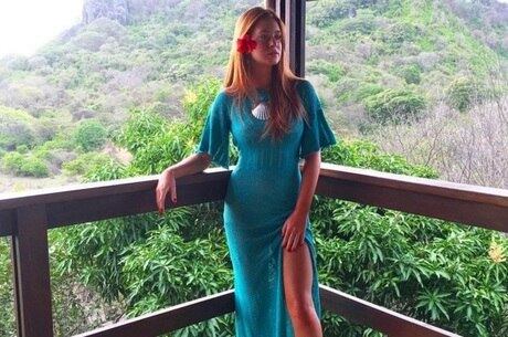 Marina usou vestido com grande fenda