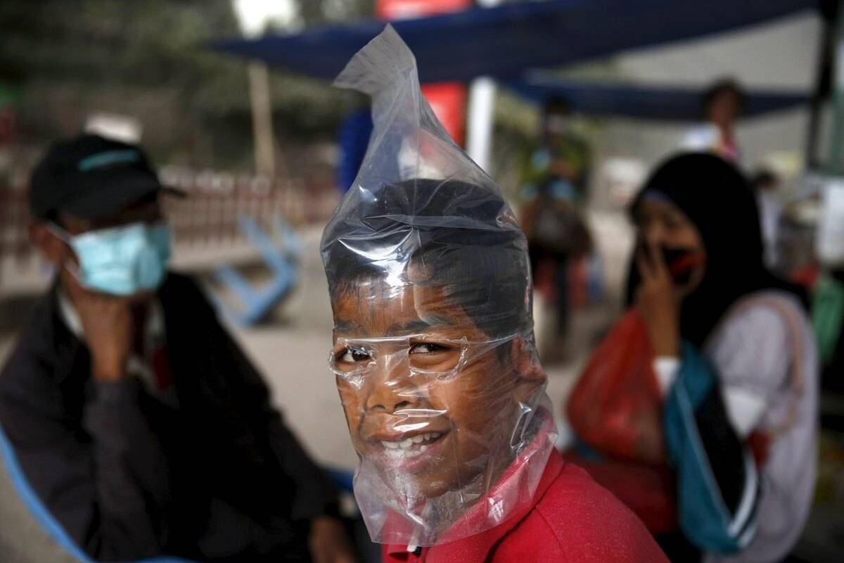Os moradores começaram a usar proteções improvisadas no
rosto para tentarem se proteger dos gases venenosos e aerossóis nocivos à saúde
humana encontrados nas cinzas vulcânicas