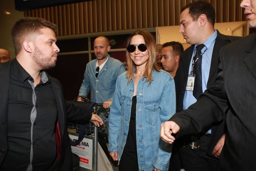 Mel C, ex-Spice Girl, desembarcou Aeroporto Internacional do Galeão, no Rio de Janeiro, na noite desta segunda-feira (19)