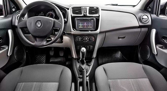 Sedã é bem pesadão, mas tem a resposta boa do acelerador, porém, com duas pessoas no máximo