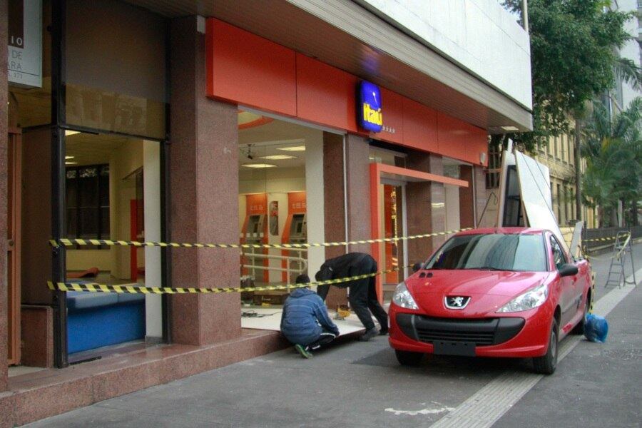  Eles tiveram nome e identidade recolhidos pelos policiais e serão investigados pela Polícia Civil. De acordo com o coronel, a PM demorou a agir contra os vândalos para “não colocar a vida de outras pessoas em risco”