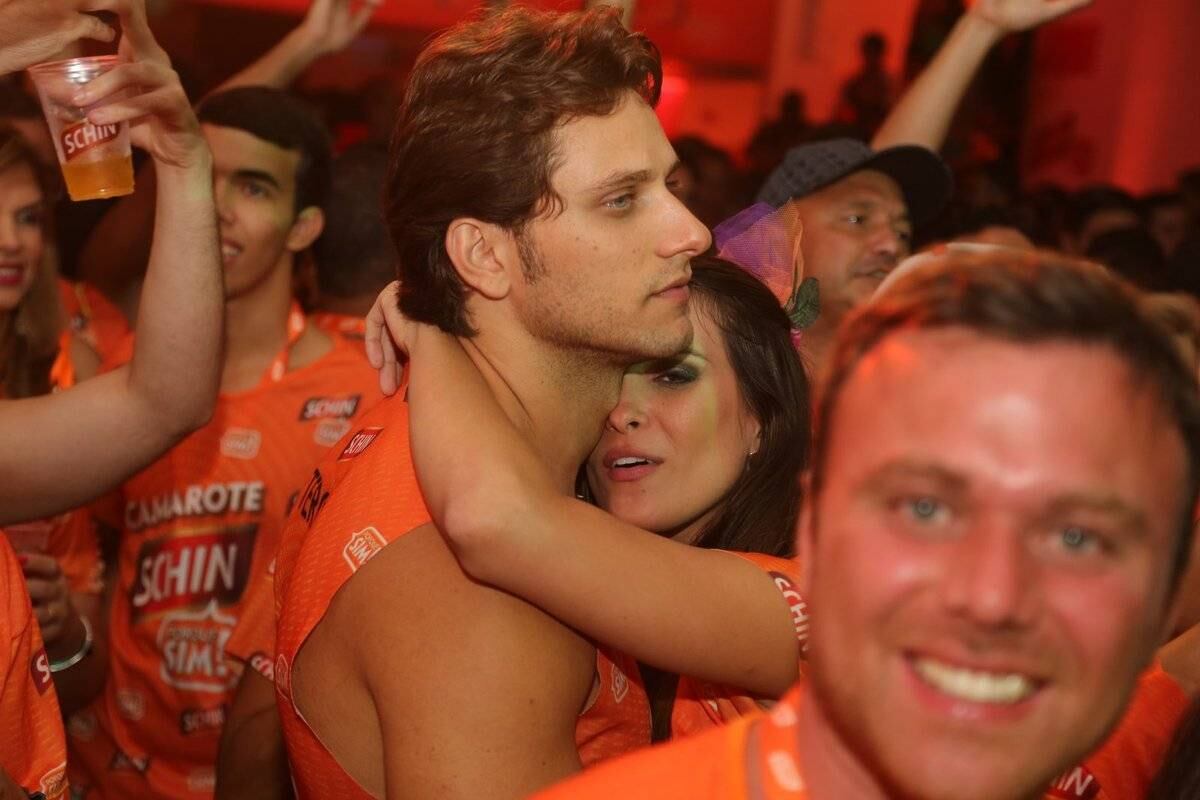 O casal trocou beijinhos