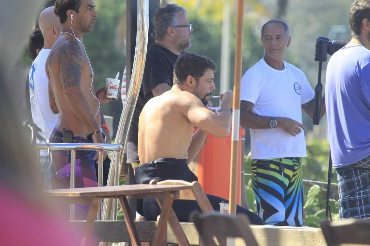 Cauã Reymond é fotografado em dia de surfe no Rio